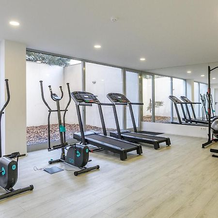 Lovelystay - Modern Loft With Gym & Free Parking Minutes Away From Cbd Porto Exterior photo