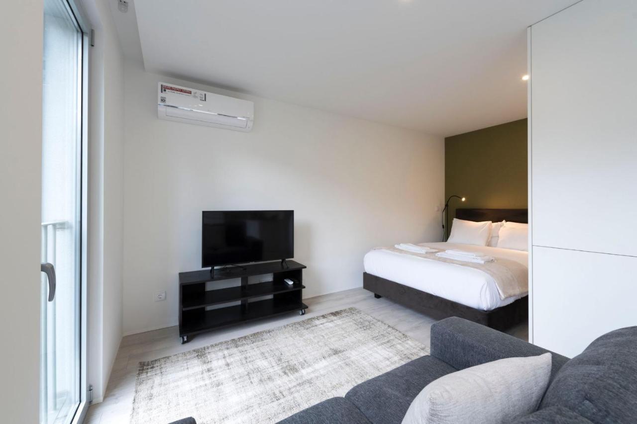 Lovelystay - Modern Loft With Gym & Free Parking Minutes Away From Cbd Porto Exterior photo