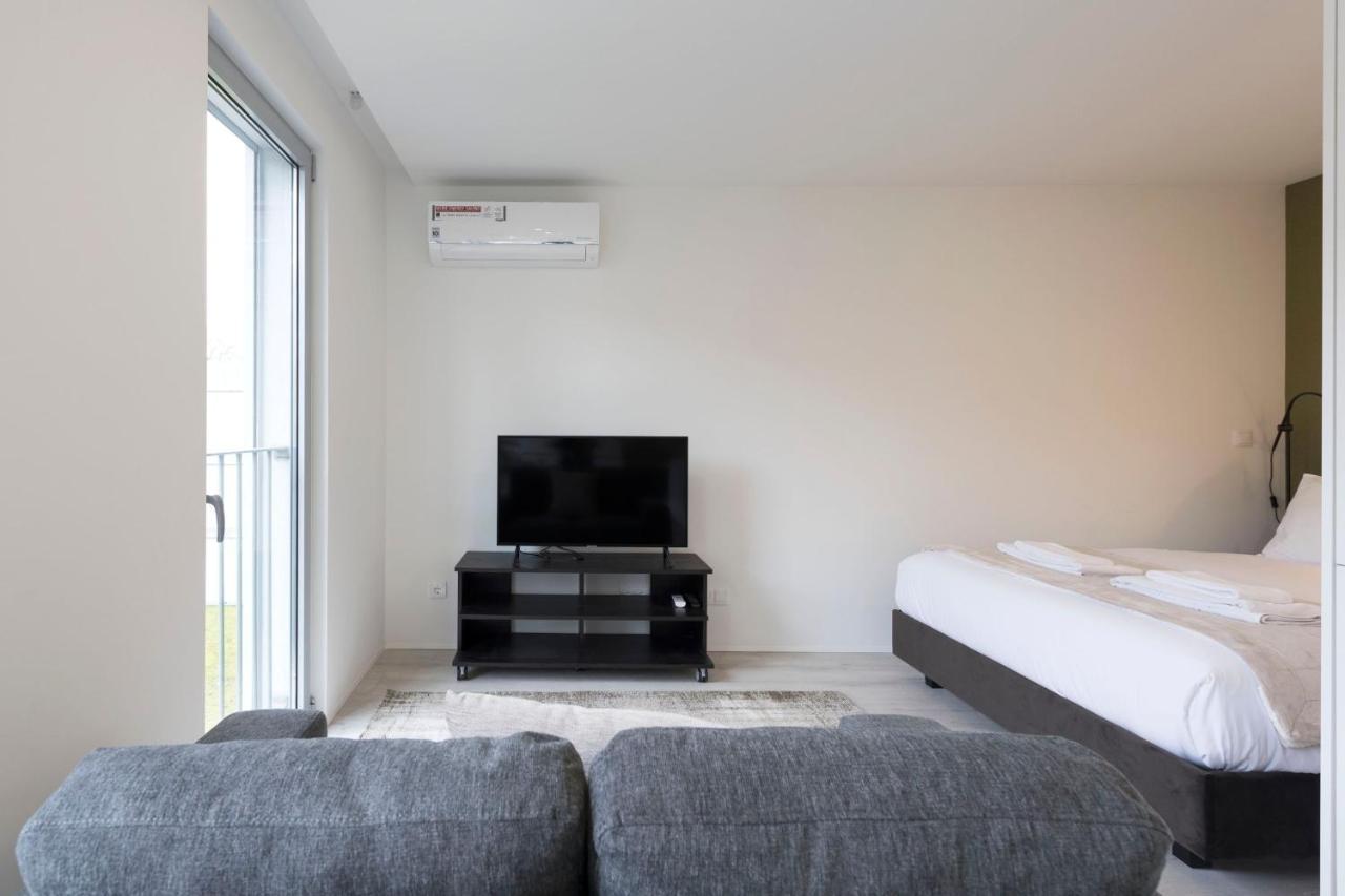 Lovelystay - Modern Loft With Gym & Free Parking Minutes Away From Cbd Porto Exterior photo